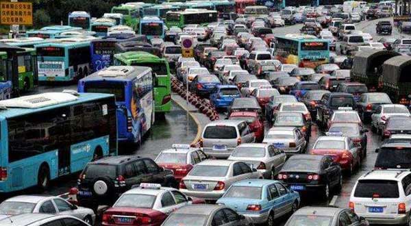 鴻鳴園區(qū)接駁車:六一小孩子才在過節(jié),成年人都在搖號(hào)