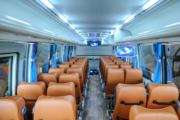 上下班班車接送服務(wù):企業(yè)員工福利與綠色環(huán)保出行同行