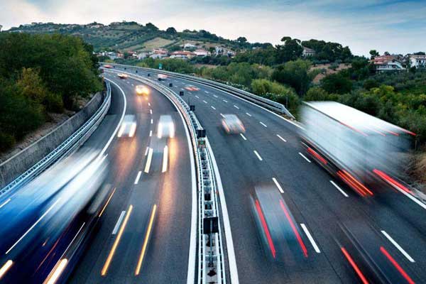 20車連環(huán)相撞?廣州租大巴駕駛時應(yīng)如何避免追尾事故?